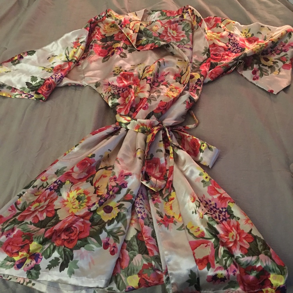 Short satin robe